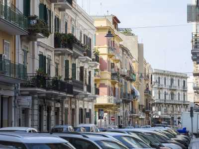 Giriamo ora su via Dieta di Bari, per andare poi a percorrere sulla sinistra via Michelangelo Signorile. Qui quattordici case vivaci e secolari si avvicendano con i loro tre piani su una distesa di automobili parcheggiate